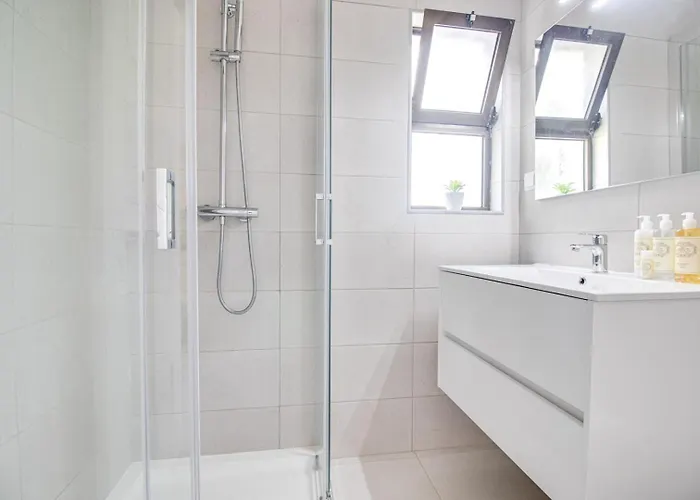 Modern Oasis 500m With Ac Wifi Pool Apartment